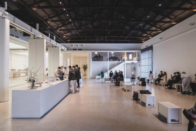 가장 부산스러운 카페, ‘모모스커피 로스터리&바’