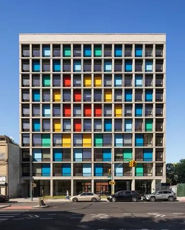 뉴욕의 화려한 '어포더블 하우징' 건축과 이면