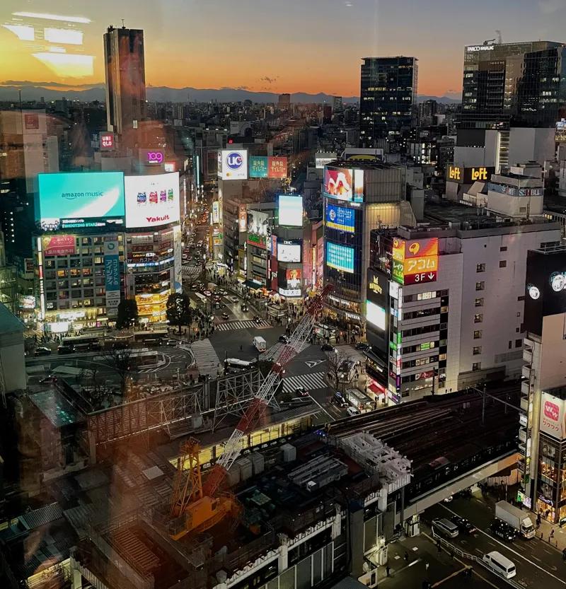 “어서 오세요. 여러분의 놀일터 시부야입니다.”