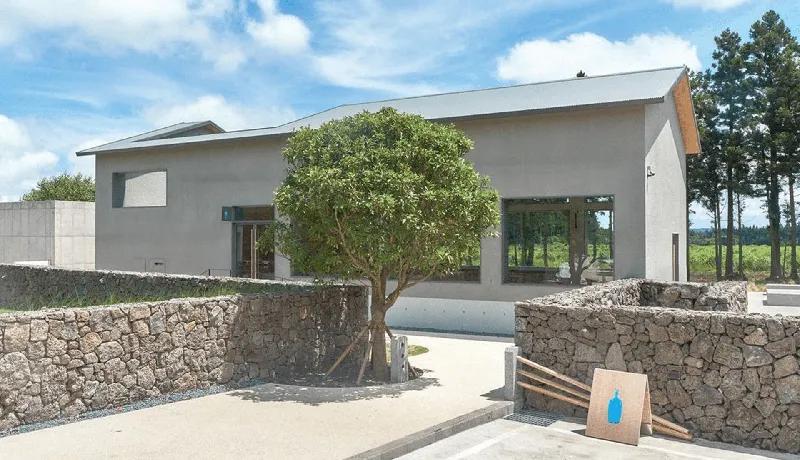 지역에 스며들어 지역과 닮아가는 브랜드_블루보틀