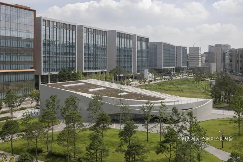 직선적인 산업단지 마곡 지역의 여유를 만드는 곡선의 미술관  