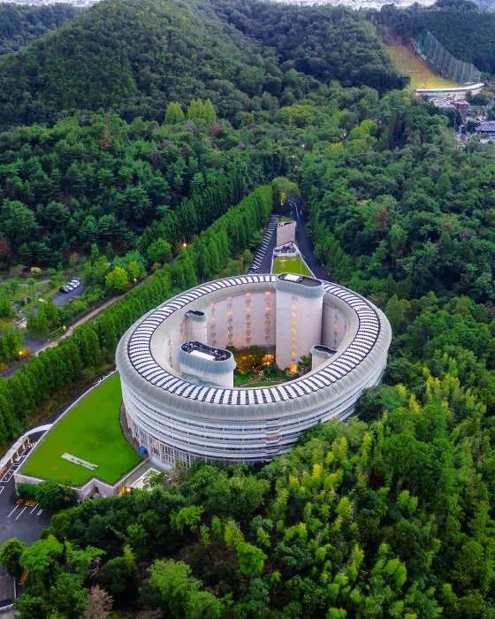 변함없음의 미학, 30년된 호텔을 리브랜딩한 교토의 ‘더 프린스 타카라가이케’