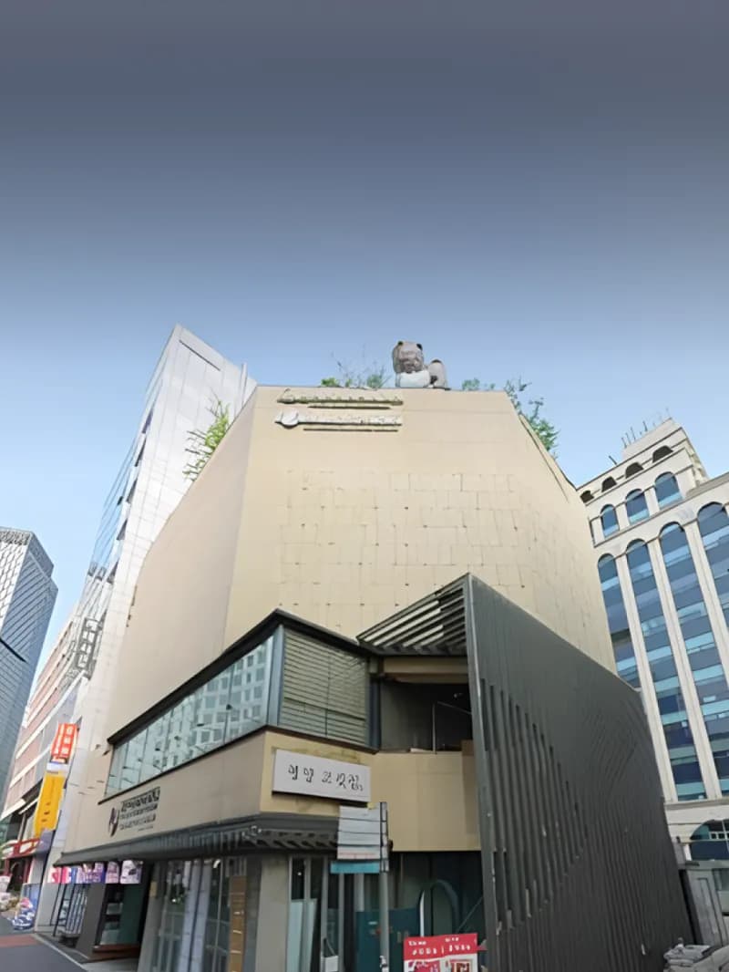 전통문화와 수공예품 상권 1번지, 인사동길 한국관광협회중앙회 빌딩